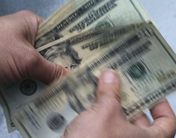 Koruna dnes oslabovala vůči euru i dolaru