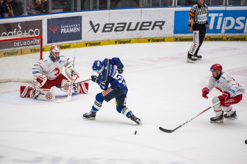 První mečbol Jihočeši odvrátili, porazili Třinec a snížili v sérii na 1:3