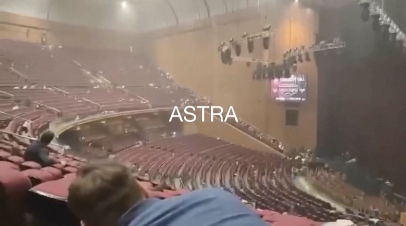 Očitý svědek hovoří o panice v sálu, útočníci stříleli dávkami do davu