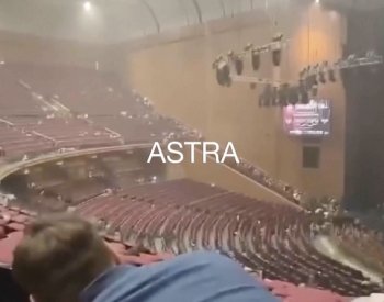 Očitý svědek hovoří o panice v sálu, útočníci stříleli dávkami do davu