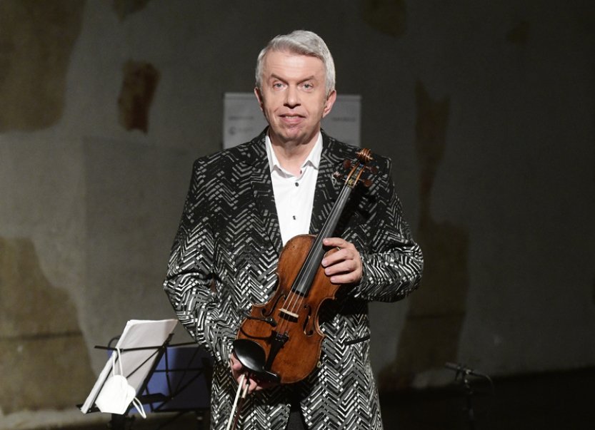Sérii svých letních festivalů houslista Jaroslav Svěcený uzavře na Zámku Dobříš