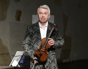 Sérii svých letních festivalů houslista Jaroslav Svěcený uzavře na Zámku Dobříš