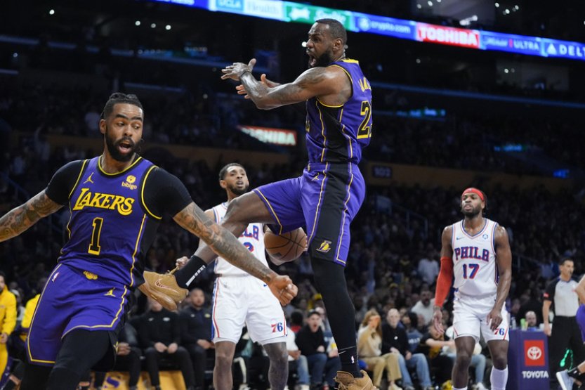 Lakers v NBA zdolali Philadelphii, Russell překonal klubový rekord v trojkách