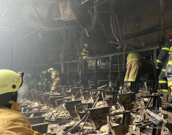Hasiči uhasili požár koncertní síně po útoku u Moskvy, dál se pátrá po tělech