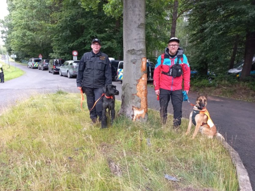 Policie pátrá po řidiči, který s autem plným Syřanů havaroval na Děčínsku