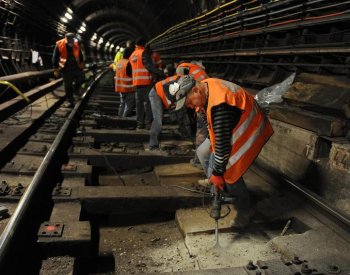 Oprava pražců zastaví o Velikonocích provoz v části pražského metra C