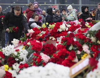 Lidé v Rusku drží smutek za 133 obětí pátečního útoku v koncertní síni