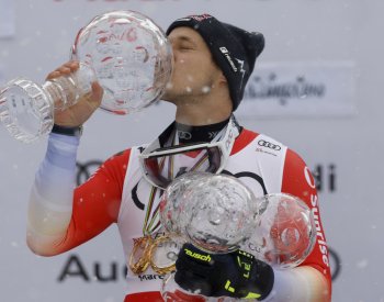 Odermatt získal po zrušení finálového sjezdu čtvrtou trofej této sezony SP