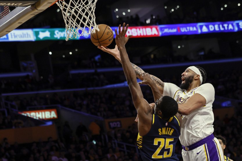 Basketbalisté Lakers přehráli v ofenzivním duelu Indianu, Davis dal 36 bodů