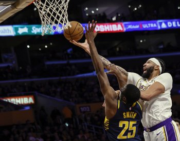 Basketbalisté Lakers přehráli v ofenzivním duelu Indianu, Davis dal 36 bodů