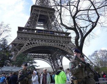 Macron: Odnož IS, která stojí za útokem v Rusku, se pokusila o útoky ve Francii