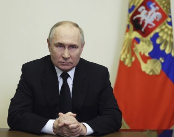 Útok spáchali islamisté, prohlásil Putin. Stále ale hledá spojení s Kyjevem.