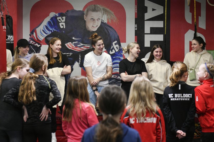 Hokejistky se sešly v Plzni před MS, trénovat začnou ve středu v USA