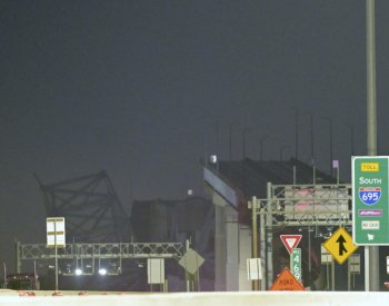 V americkém Baltimoru se po kolizi s nákladní lodí zřítil silniční most