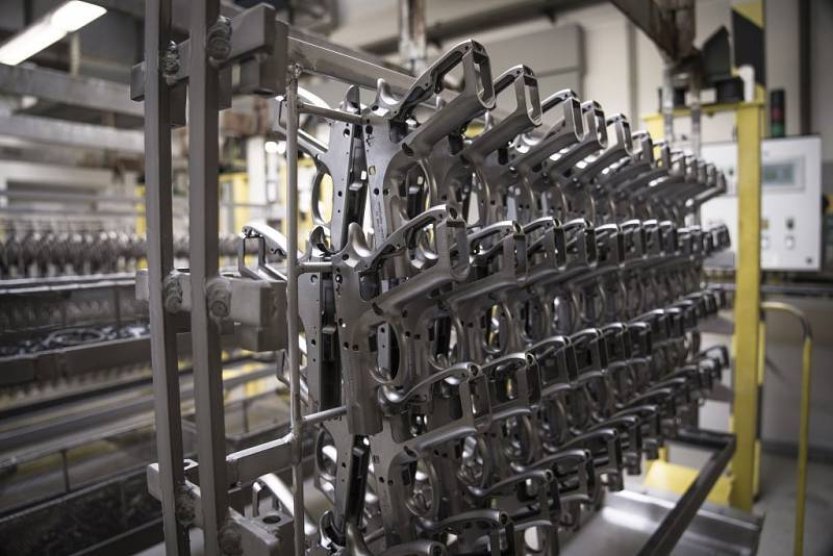 Colt CZ měl loni rekordní výnosy 14,86 miliardy Kč, klesl mu však prodej zbraní