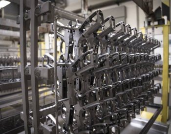 Colt CZ měl loni rekordní výnosy 14,86 miliardy Kč, klesl mu však prodej zbraní