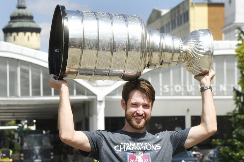Gólman Francouz se do NHL už asi nevrátí, míní generální manažer Colorada