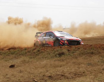 Safari rallye se vrací do březnového termínu, jezdci očekávají deštivou loterii