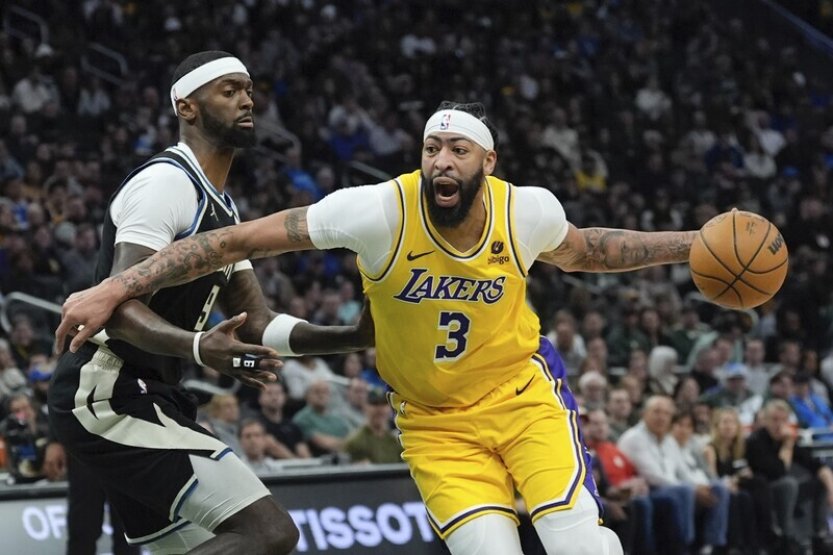 Lakers v NBA po dramatu zdolali Milwaukee, bez Jamese zazářili Davis s Reavesem