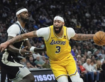 Lakers v NBA po dramatu zdolali Milwaukee, bez Jamese zazářili Davis s Reavesem
