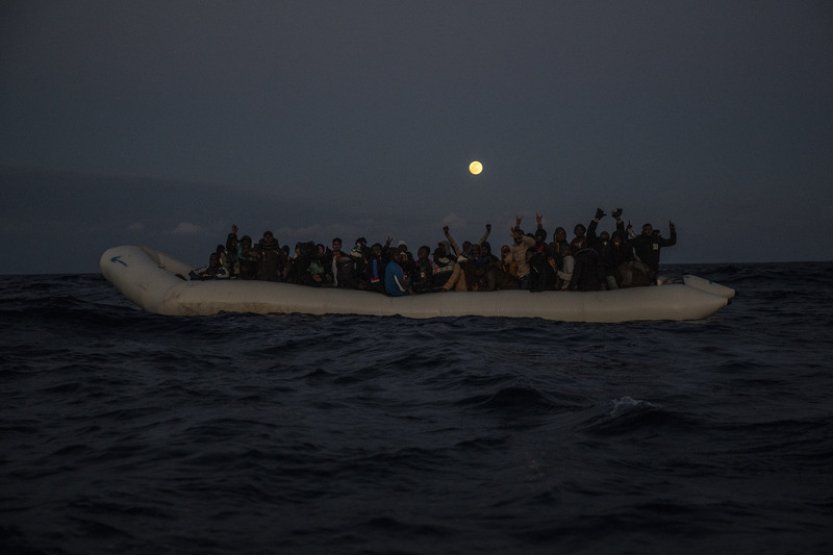 Do Británie připlul přes Lamanšský průliv rekordní počet migrantů