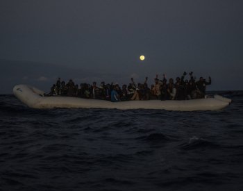 Do Británie připlul přes Lamanšský průliv rekordní počet migrantů