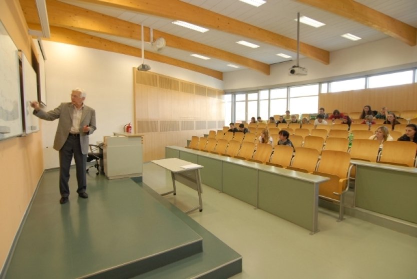 Studenti v EU by mohli do budoucna získávat evropský titul, navrhuje EK