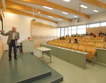 Studenti v EU by mohli do budoucna získávat evropský titul, navrhuje EK