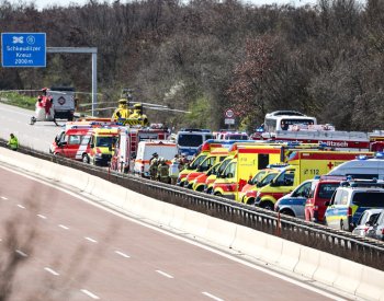 V Německu při nehodě dálkového autobusu zahynulo nejméně pět lidí