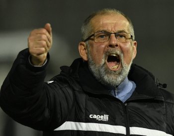 Rada zatím může koučovat Duklu, komise jeho případ teprve projedná