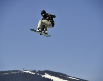 Snowboardista Hroneš jako první na světě skočil trojité salto ze zábradlí
