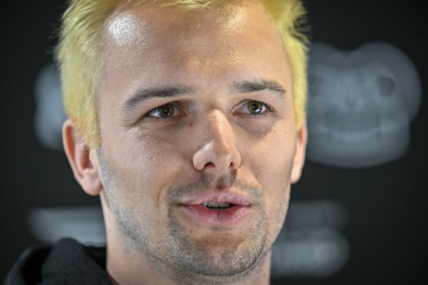 Houser začal se snowboardcrossem pozdě, po šesti letech to dotáhl na pódium