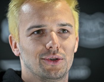 Houser začal se snowboardcrossem pozdě, po šesti letech to dotáhl na pódium