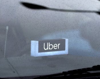 Češi při jarních cestách v cizině využívají stále více aplikace typu Bolt a Uber