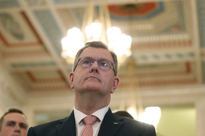 Šéf hlavní severoirské unionistické strany kvůli obviněním odstoupil z funkce