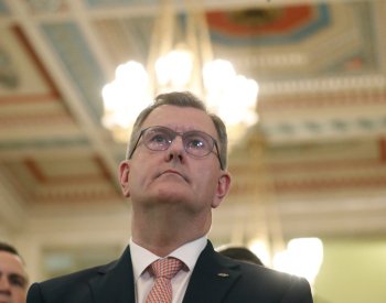 Šéf hlavní severoirské unionistické strany kvůli obviněním odstoupil z funkce