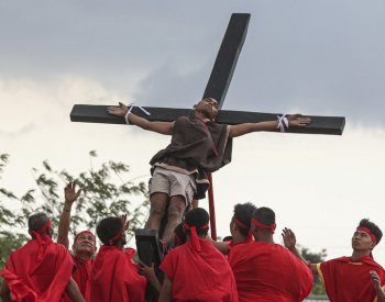 Na Filipínách se lidé nechali přibít na kříž, aby připomněli Kristovo utrpení