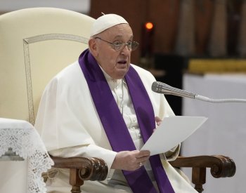 Papež odřekl účast na procesí u Kolosea, v zamyšlení zmínil válku