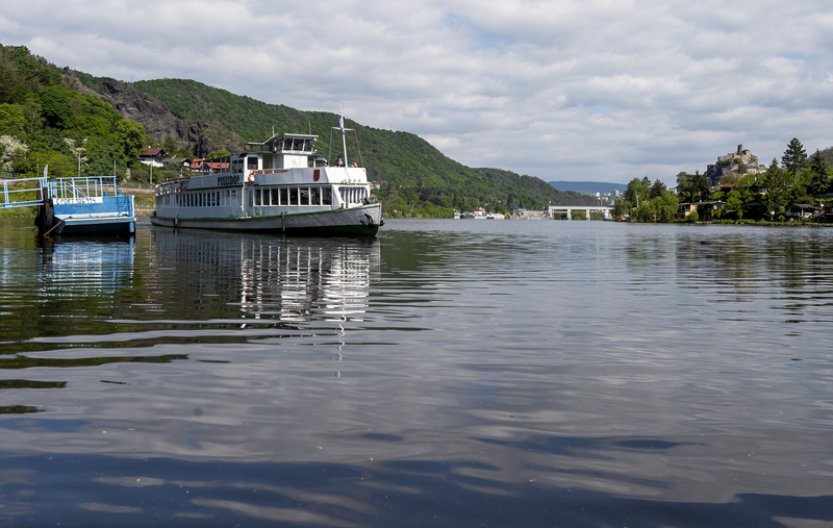 V Rakousku narazila výletní loď do zdymadla, 17 lidí se zranilo