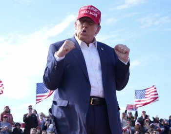 Trump čelí kritice za podněcování k násilí kvůli fotce se svázaným Bidenem