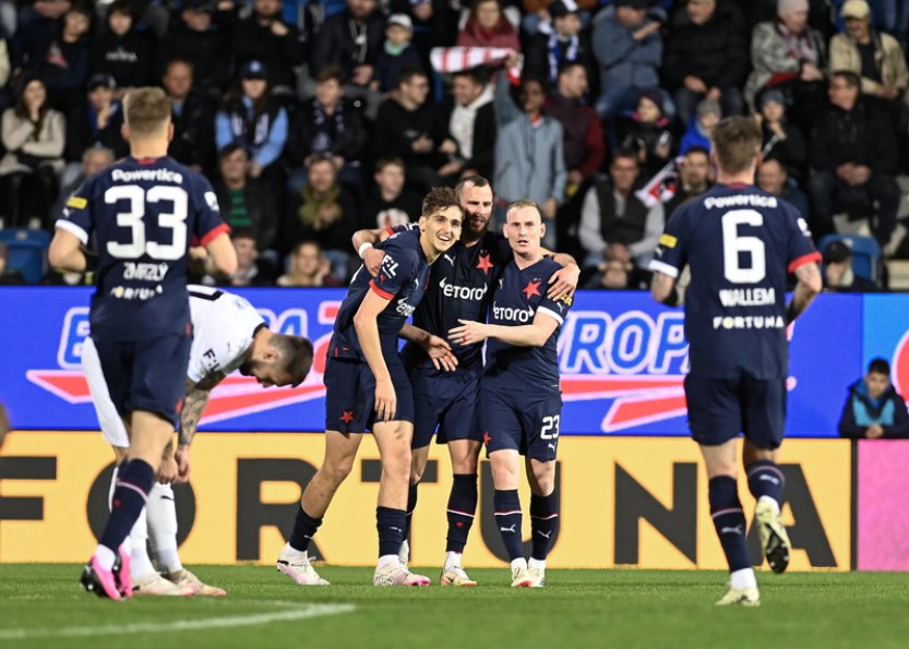 Fotbalisté Slavie vyhráli na Slovácku 3:1 a vedou ligu o dva body před Spartou
