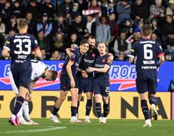 Fotbalisté Slavie vyhráli na Slovácku 3:1 a vedou ligu o dva body před Spartou