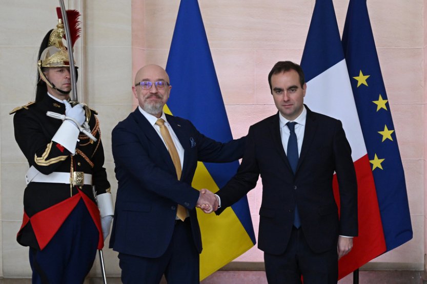 Francie pošle Ukrajině stará obrněná vozidla a nové střely, řekl ministr