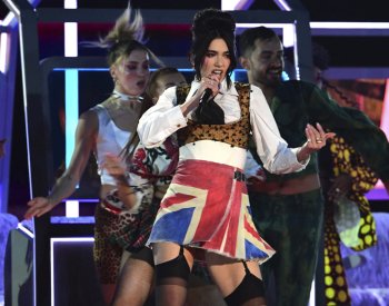 Zpěvačka Dua Lipa bude čelit žalobě, že okopírovala svůj hit Levitating