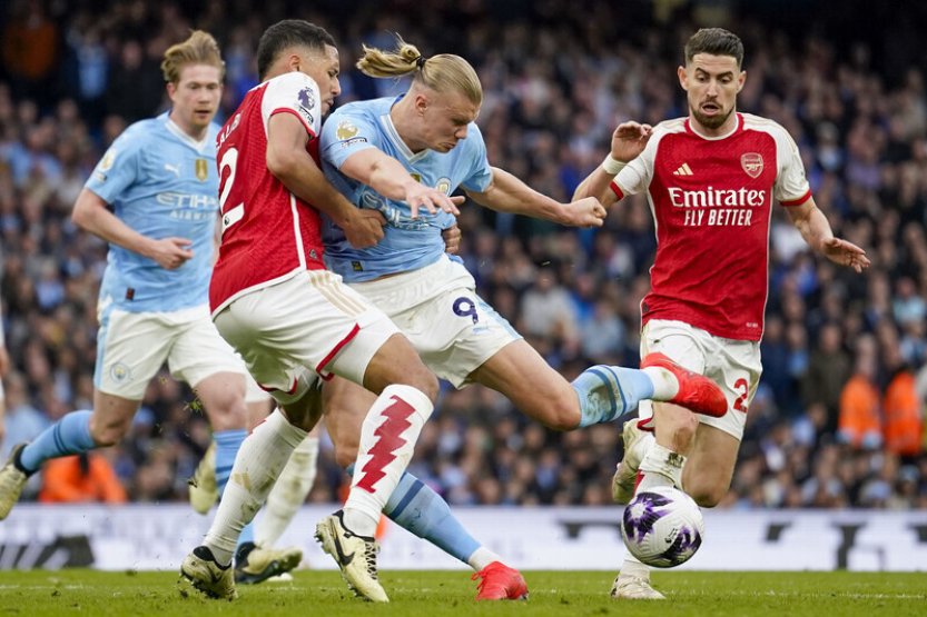 Arsenal remizoval s Manchesterem City, do čela ligy se dostal Liverpool