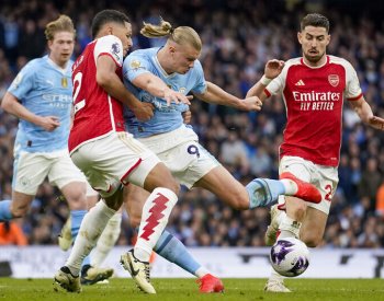 Arsenal remizoval s Manchesterem City, do čela ligy se dostal Liverpool