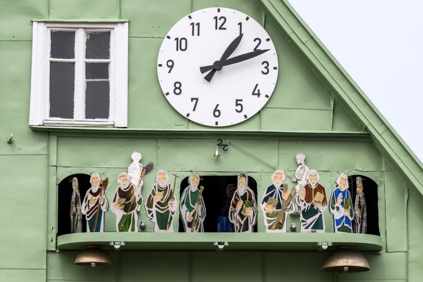 Česká Kamenice se po desítkách let opět pyšní orlojem se skleněnými figurkami