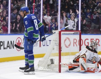 Dostál neodvrátil v NHL prohru Anaheimu, Hronek si připsal asistenci