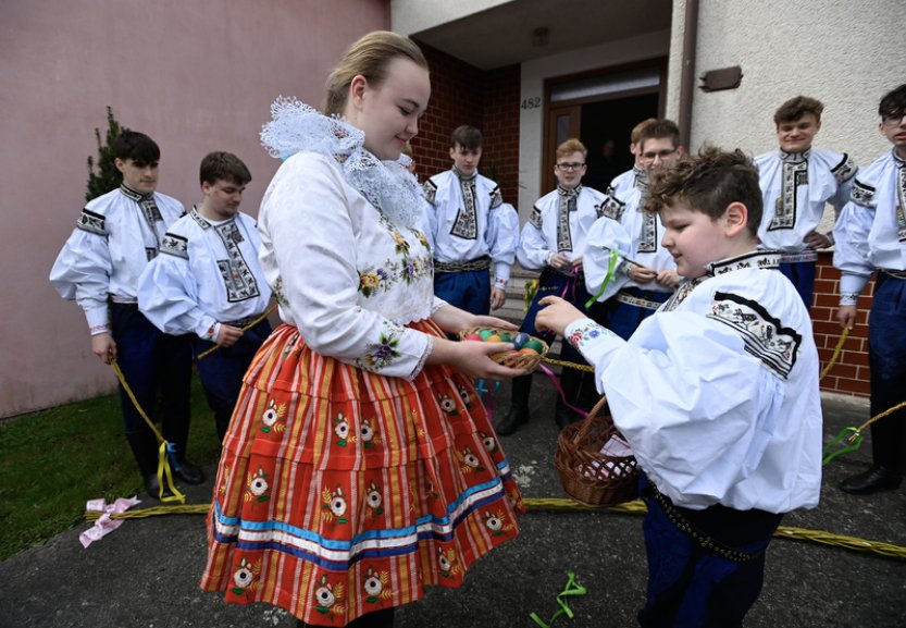 Děvčata z Vlčnova obcházel král letošní Jízdy králů spolu se svou družinou
