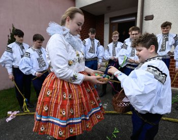 Děvčata z Vlčnova obcházel král letošní Jízdy králů spolu se svou družinou